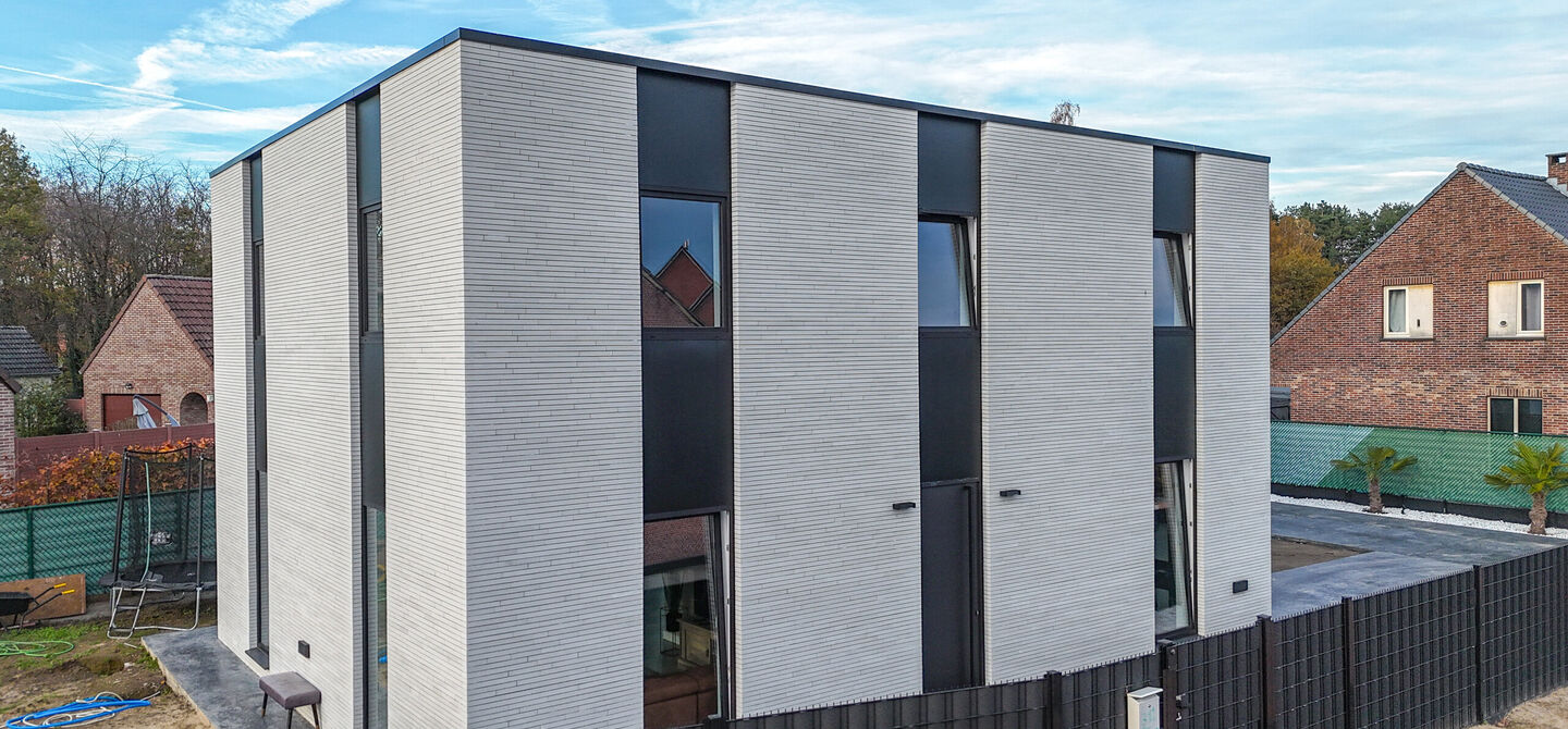 Bij ImmoFusion 7/7 “open huis”: klik op onze 3D-TOUR.
Ervaar vastgoed alsof je er zelf doorloopt!
Stap binnen in deze uitzonderlijk moderne nieuwbouwwoning (2024), ideaal gelegen als open bebouwing op een ruim hoekperceel van 528m² in Koersel. Deze