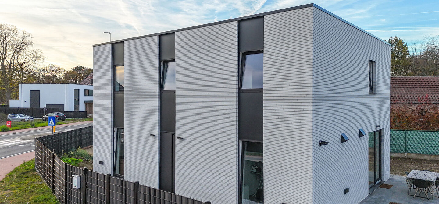 Bij ImmoFusion 7/7 “open huis”: klik op onze 3D-TOUR.
Ervaar vastgoed alsof je er zelf doorloopt!
Stap binnen in deze uitzonderlijk moderne nieuwbouwwoning (2024), ideaal gelegen als open bebouwing op een ruim hoekperceel van 528m² in Koersel. Deze