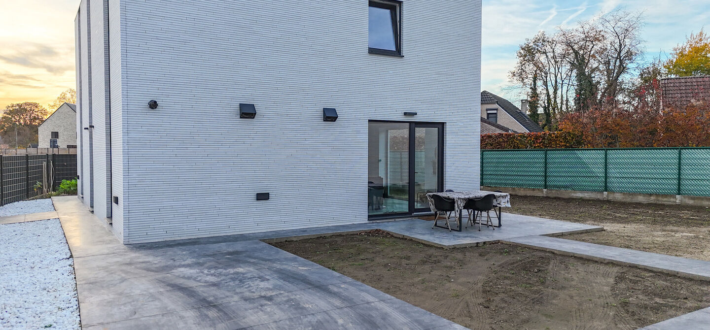 Bij ImmoFusion 7/7 “open huis”: klik op onze 3D-TOUR.
Ervaar vastgoed alsof je er zelf doorloopt!
Stap binnen in deze uitzonderlijk moderne nieuwbouwwoning (2024), ideaal gelegen als open bebouwing op een ruim hoekperceel van 528m² in Koersel. Deze