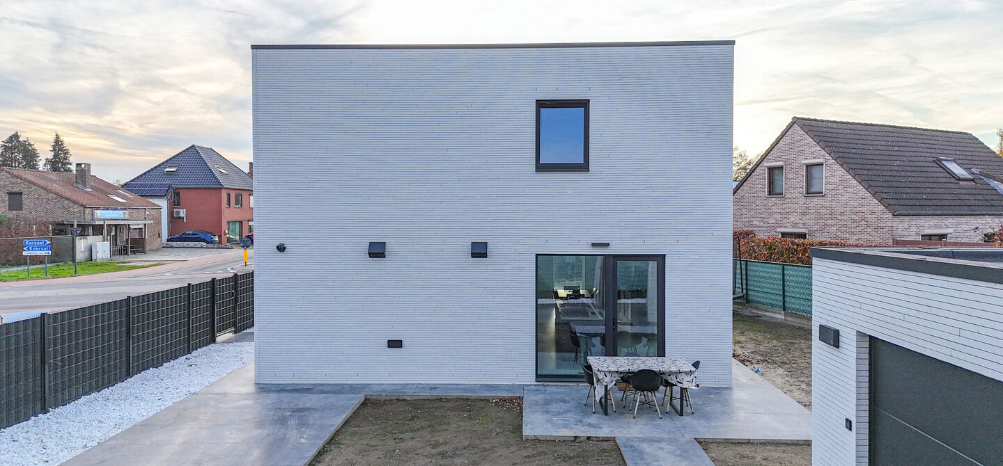 Bij ImmoFusion 7/7 “open huis”: klik op onze 3D-TOUR.
Ervaar vastgoed alsof je er zelf doorloopt!
Stap binnen in deze uitzonderlijk moderne nieuwbouwwoning (2024), ideaal gelegen als open bebouwing op een ruim hoekperceel van 528m² in Koersel. Deze