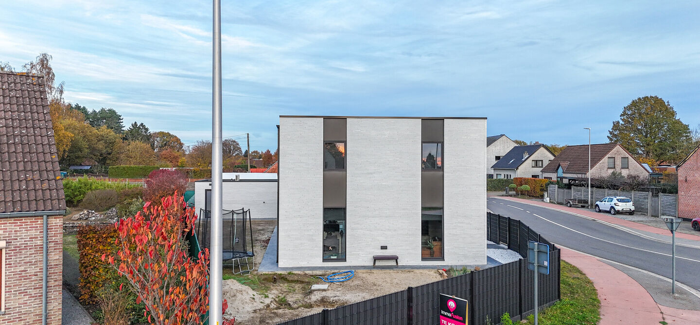 Bij ImmoFusion 7/7 “open huis”: klik op onze 3D-TOUR.
Ervaar vastgoed alsof je er zelf doorloopt!
Stap binnen in deze uitzonderlijk moderne nieuwbouwwoning (2024), ideaal gelegen als open bebouwing op een ruim hoekperceel van 528m² in Koersel. Deze