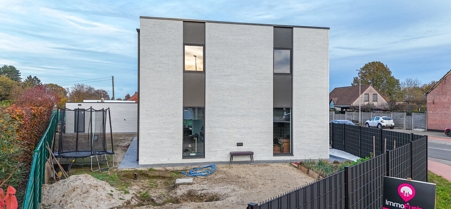 Bij ImmoFusion 7/7 “open huis”: klik op onze 3D-TOUR.
Ervaar vastgoed alsof je er zelf doorloopt!
Stap binnen in deze uitzonderlijk moderne nieuwbouwwoning (2024), ideaal gelegen als open bebouwing op een ruim hoekperceel van 528m² in Koersel. Deze
