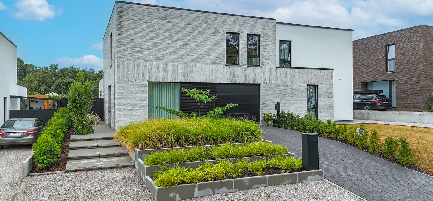 Instapklare woning met het comfort van nieuwbouw, volledig hoogwaardig afgewerkt en gebouwd in 2023, gelegen te Zwanenbergstraat 40 in Paal.

Deze moderne woning combineert een luxueuze afwerking, hedendaags wooncomfort en een uitstekende energieprestatie