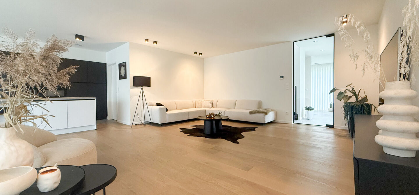 Instapklare woning met het comfort van nieuwbouw, volledig hoogwaardig afgewerkt en gebouwd in 2023, gelegen te Zwanenbergstraat 40 in Paal.

Deze moderne woning combineert een luxueuze afwerking, hedendaags wooncomfort en een uitstekende energieprestatie