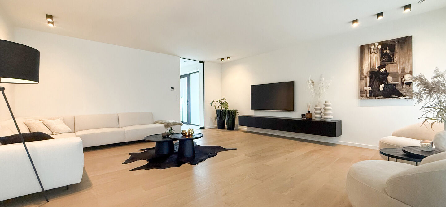 Instapklare woning met het comfort van nieuwbouw, volledig hoogwaardig afgewerkt en gebouwd in 2023, gelegen te Zwanenbergstraat 40 in Paal.

Deze moderne woning combineert een luxueuze afwerking, hedendaags wooncomfort en een uitstekende energieprestatie