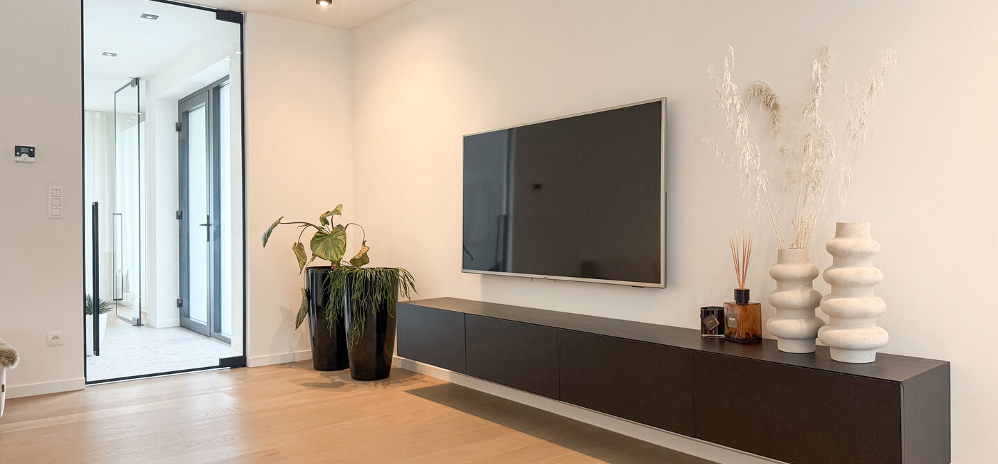 Instapklare woning met het comfort van nieuwbouw, volledig hoogwaardig afgewerkt en gebouwd in 2023, gelegen te Zwanenbergstraat 40 in Paal.

Deze moderne woning combineert een luxueuze afwerking, hedendaags wooncomfort en een uitstekende energieprestatie
