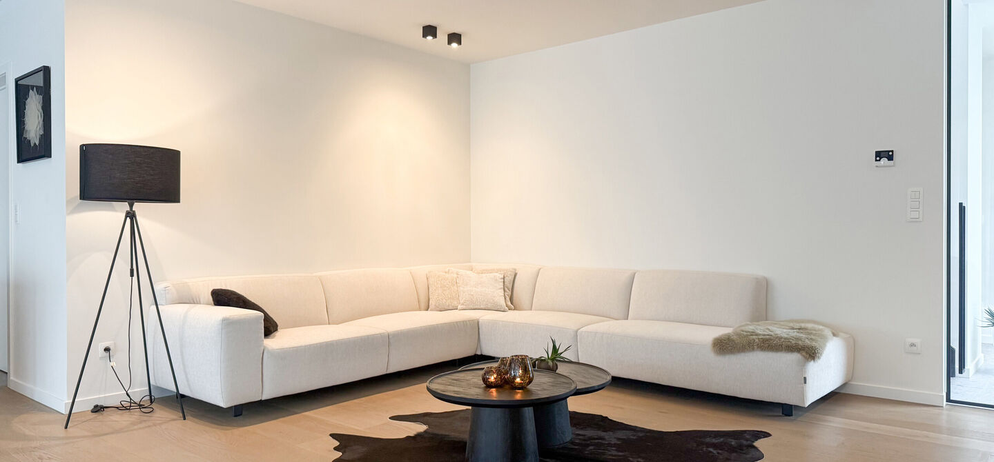 Instapklare woning met het comfort van nieuwbouw, volledig hoogwaardig afgewerkt en gebouwd in 2023, gelegen te Zwanenbergstraat 40 in Paal.

Deze moderne woning combineert een luxueuze afwerking, hedendaags wooncomfort en een uitstekende energieprestatie