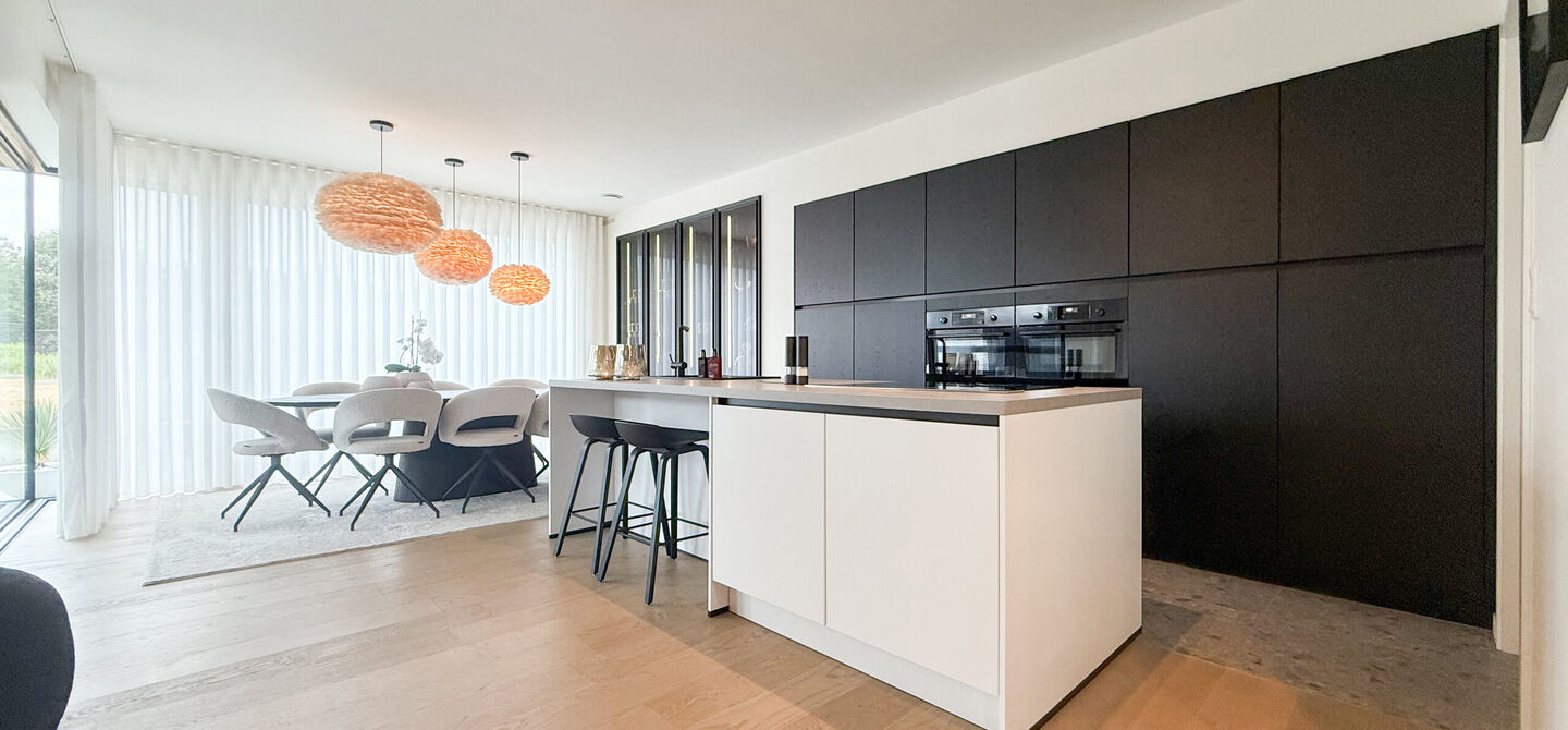 Instapklare woning met het comfort van nieuwbouw, volledig hoogwaardig afgewerkt en gebouwd in 2023, gelegen te Zwanenbergstraat 40 in Paal.

Deze moderne woning combineert een luxueuze afwerking, hedendaags wooncomfort en een uitstekende energieprestatie