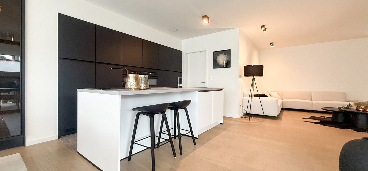 Instapklare woning met het comfort van nieuwbouw, volledig hoogwaardig afgewerkt en gebouwd in 2023, gelegen te Zwanenbergstraat 40 in Paal.

Deze moderne woning combineert een luxueuze afwerking, hedendaags wooncomfort en een uitstekende energieprestatie