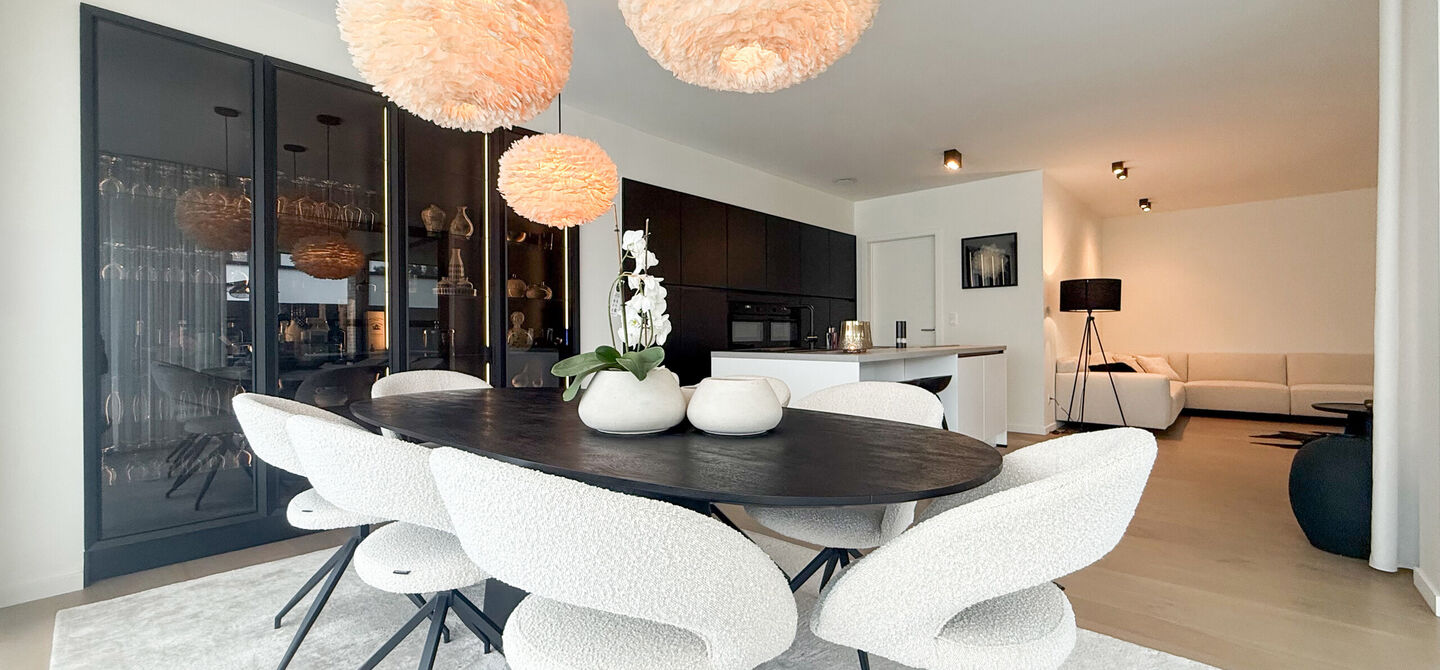 Instapklare woning met het comfort van nieuwbouw, volledig hoogwaardig afgewerkt en gebouwd in 2023, gelegen te Zwanenbergstraat 40 in Paal.

Deze moderne woning combineert een luxueuze afwerking, hedendaags wooncomfort en een uitstekende energieprestatie