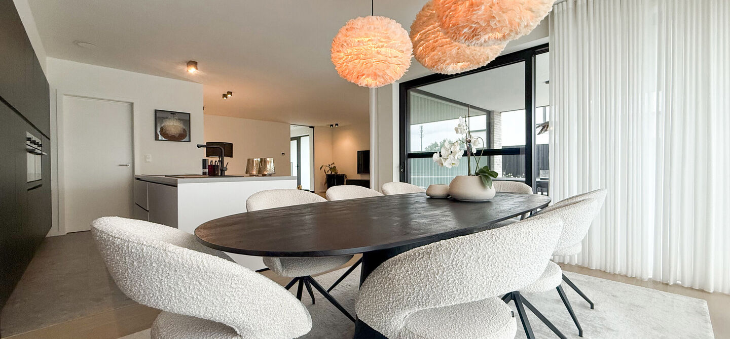 Instapklare woning met het comfort van nieuwbouw, volledig hoogwaardig afgewerkt en gebouwd in 2023, gelegen te Zwanenbergstraat 40 in Paal.

Deze moderne woning combineert een luxueuze afwerking, hedendaags wooncomfort en een uitstekende energieprestatie