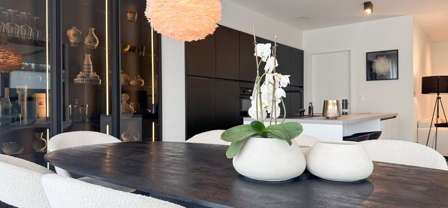 Instapklare woning met het comfort van nieuwbouw, volledig hoogwaardig afgewerkt en gebouwd in 2023, gelegen te Zwanenbergstraat 40 in Paal.

Deze moderne woning combineert een luxueuze afwerking, hedendaags wooncomfort en een uitstekende energieprestatie