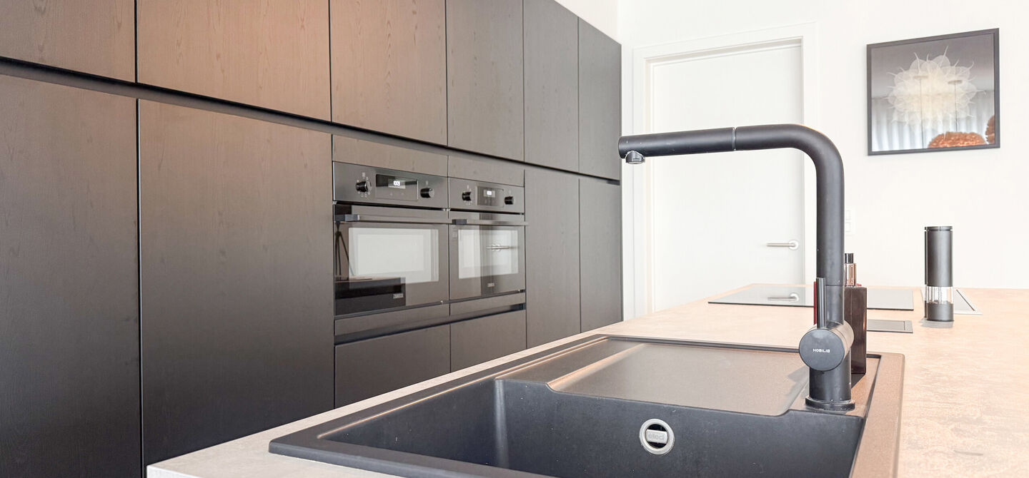 Instapklare woning met het comfort van nieuwbouw, volledig hoogwaardig afgewerkt en gebouwd in 2023, gelegen te Zwanenbergstraat 40 in Paal.

Deze moderne woning combineert een luxueuze afwerking, hedendaags wooncomfort en een uitstekende energieprestatie