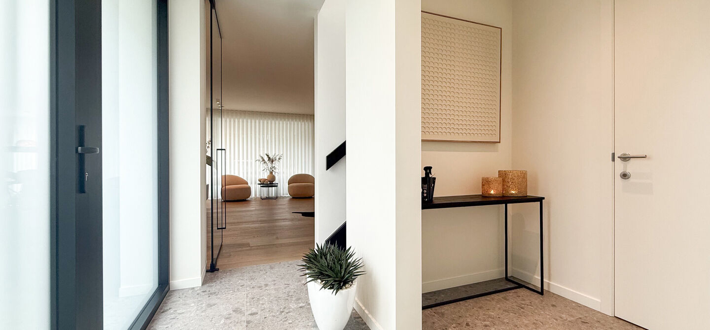 Instapklare woning met het comfort van nieuwbouw, volledig hoogwaardig afgewerkt en gebouwd in 2023, gelegen te Zwanenbergstraat 40 in Paal.

Deze moderne woning combineert een luxueuze afwerking, hedendaags wooncomfort en een uitstekende energieprestatie