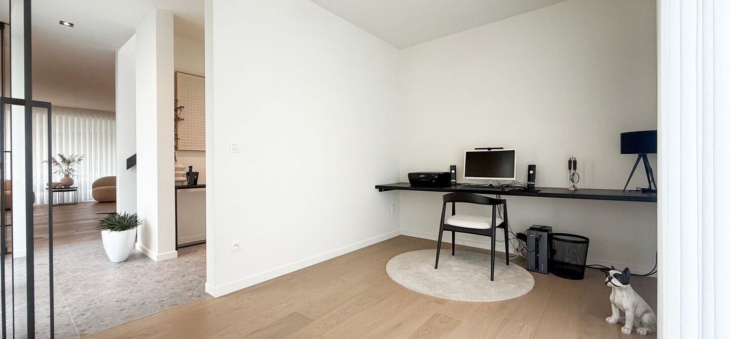 Instapklare woning met het comfort van nieuwbouw, volledig hoogwaardig afgewerkt en gebouwd in 2023, gelegen te Zwanenbergstraat 40 in Paal.

Deze moderne woning combineert een luxueuze afwerking, hedendaags wooncomfort en een uitstekende energieprestatie