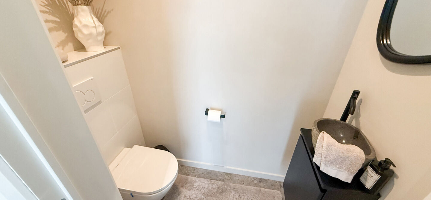 Instapklare woning met het comfort van nieuwbouw, volledig hoogwaardig afgewerkt en gebouwd in 2023, gelegen te Zwanenbergstraat 40 in Paal.

Deze moderne woning combineert een luxueuze afwerking, hedendaags wooncomfort en een uitstekende energieprestatie