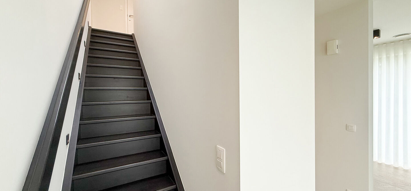Instapklare woning met het comfort van nieuwbouw, volledig hoogwaardig afgewerkt en gebouwd in 2023, gelegen te Zwanenbergstraat 40 in Paal.

Deze moderne woning combineert een luxueuze afwerking, hedendaags wooncomfort en een uitstekende energieprestatie