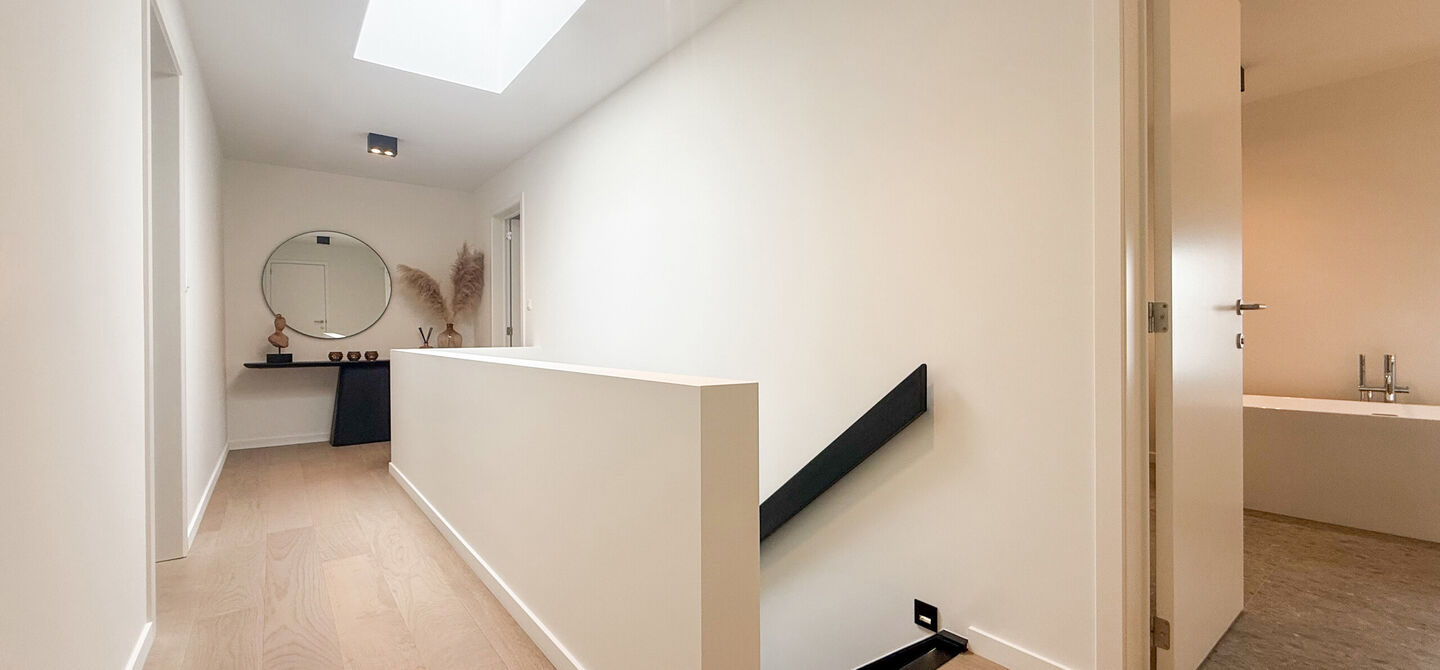 Instapklare woning met het comfort van nieuwbouw, volledig hoogwaardig afgewerkt en gebouwd in 2023, gelegen te Zwanenbergstraat 40 in Paal.

Deze moderne woning combineert een luxueuze afwerking, hedendaags wooncomfort en een uitstekende energieprestatie