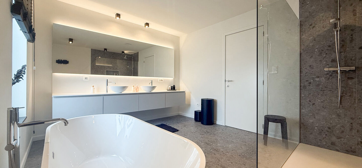 Instapklare woning met het comfort van nieuwbouw, volledig hoogwaardig afgewerkt en gebouwd in 2023, gelegen te Zwanenbergstraat 40 in Paal.

Deze moderne woning combineert een luxueuze afwerking, hedendaags wooncomfort en een uitstekende energieprestatie