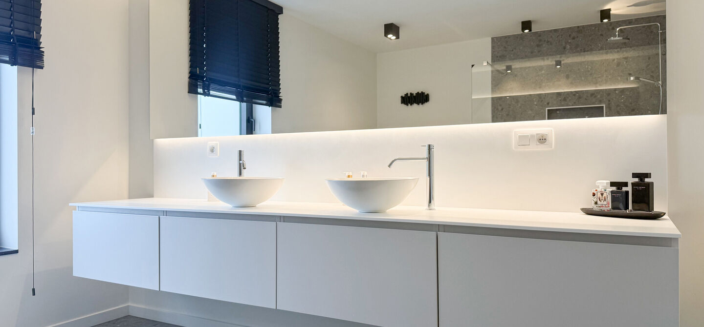 Instapklare woning met het comfort van nieuwbouw, volledig hoogwaardig afgewerkt en gebouwd in 2023, gelegen te Zwanenbergstraat 40 in Paal.

Deze moderne woning combineert een luxueuze afwerking, hedendaags wooncomfort en een uitstekende energieprestatie