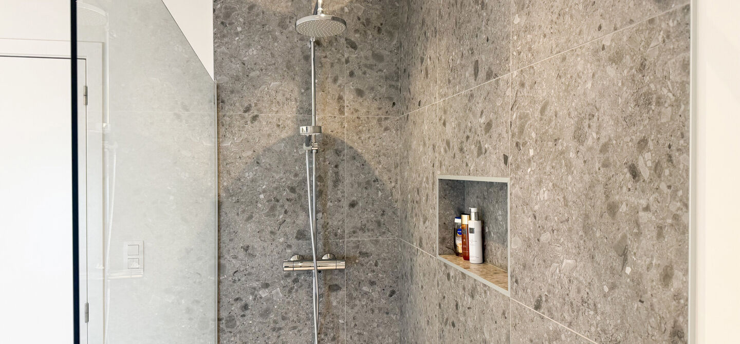 Instapklare woning met het comfort van nieuwbouw, volledig hoogwaardig afgewerkt en gebouwd in 2023, gelegen te Zwanenbergstraat 40 in Paal.

Deze moderne woning combineert een luxueuze afwerking, hedendaags wooncomfort en een uitstekende energieprestatie