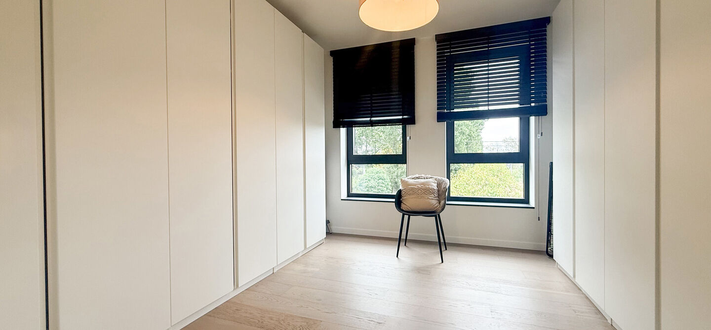 Instapklare woning met het comfort van nieuwbouw, volledig hoogwaardig afgewerkt en gebouwd in 2023, gelegen te Zwanenbergstraat 40 in Paal.

Deze moderne woning combineert een luxueuze afwerking, hedendaags wooncomfort en een uitstekende energieprestatie