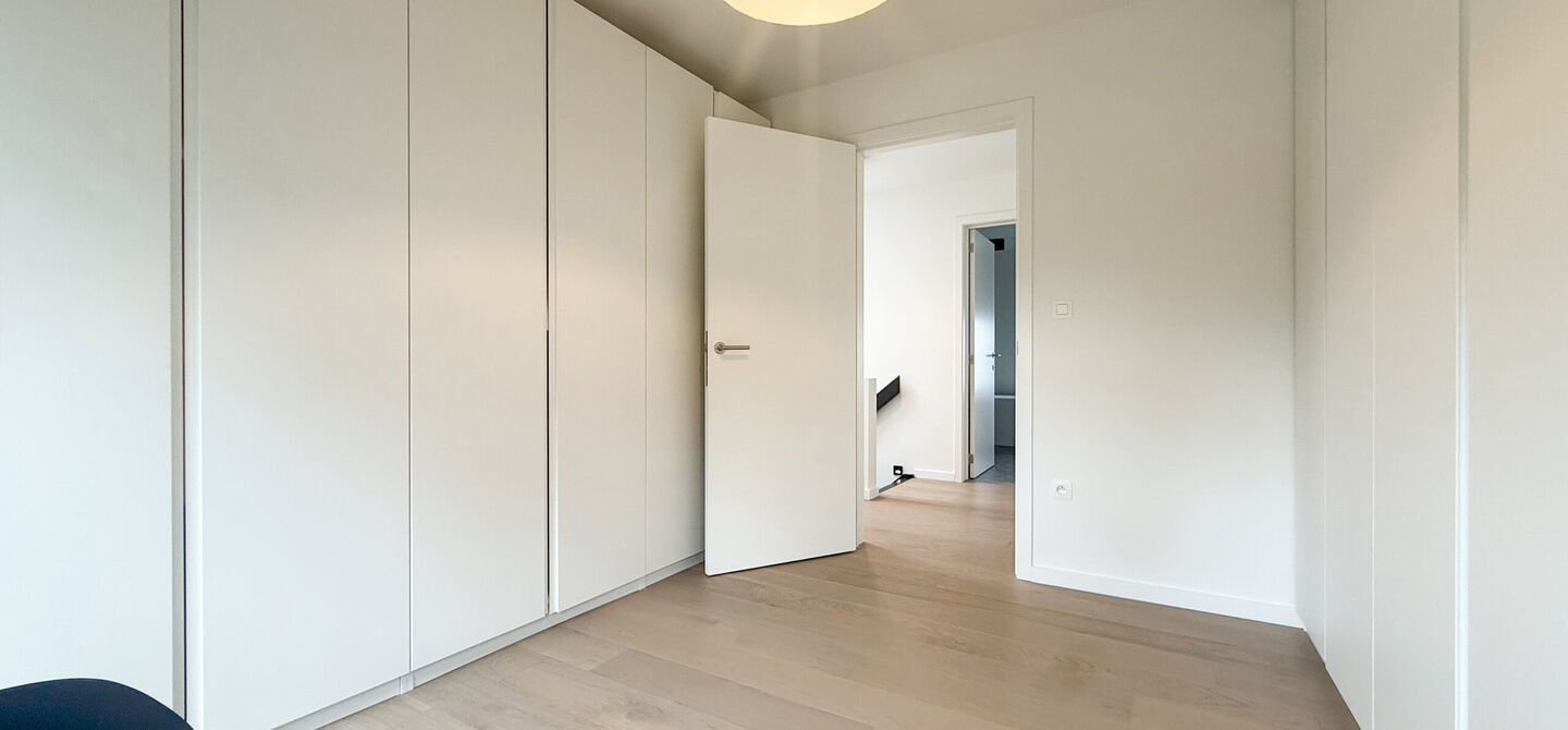 Instapklare woning met het comfort van nieuwbouw, volledig hoogwaardig afgewerkt en gebouwd in 2023, gelegen te Zwanenbergstraat 40 in Paal.

Deze moderne woning combineert een luxueuze afwerking, hedendaags wooncomfort en een uitstekende energieprestatie