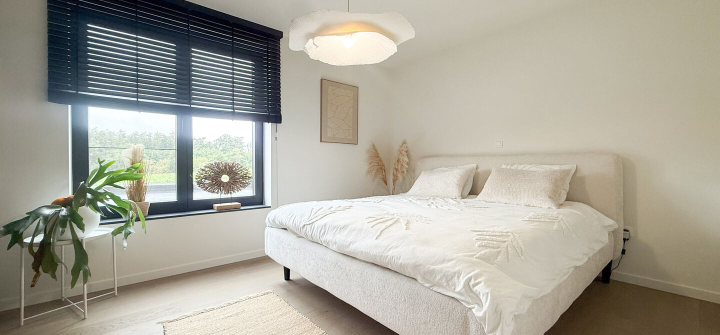 Instapklare woning met het comfort van nieuwbouw, volledig hoogwaardig afgewerkt en gebouwd in 2023, gelegen te Zwanenbergstraat 40 in Paal.

Deze moderne woning combineert een luxueuze afwerking, hedendaags wooncomfort en een uitstekende energieprestatie
