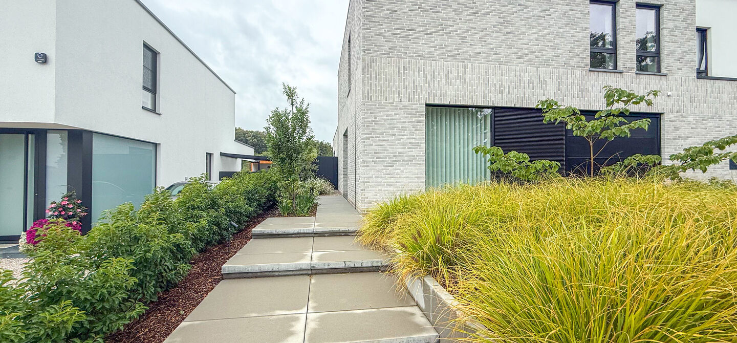 Instapklare woning met het comfort van nieuwbouw, volledig hoogwaardig afgewerkt en gebouwd in 2023, gelegen te Zwanenbergstraat 40 in Paal.

Deze moderne woning combineert een luxueuze afwerking, hedendaags wooncomfort en een uitstekende energieprestatie