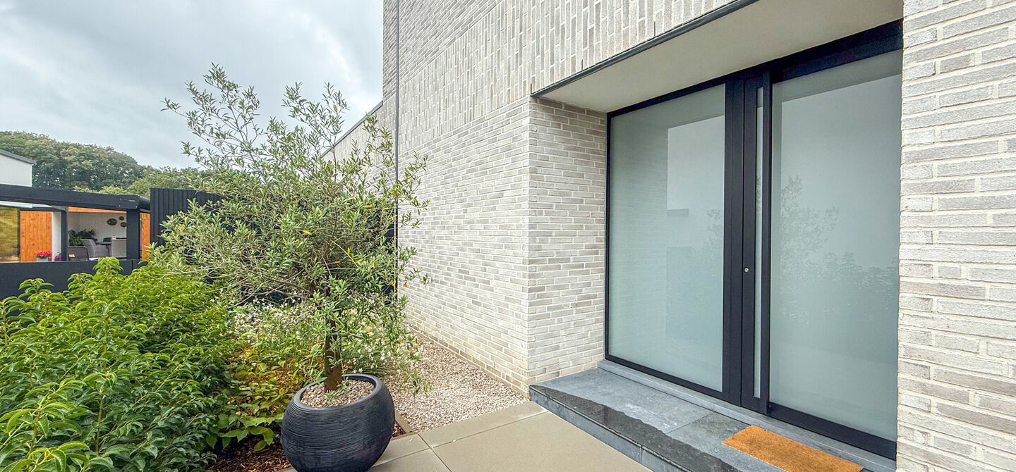 Instapklare woning met het comfort van nieuwbouw, volledig hoogwaardig afgewerkt en gebouwd in 2023, gelegen te Zwanenbergstraat 40 in Paal.

Deze moderne woning combineert een luxueuze afwerking, hedendaags wooncomfort en een uitstekende energieprestatie