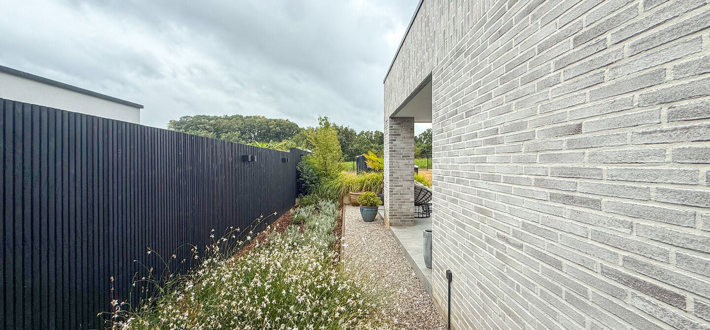 Instapklare woning met het comfort van nieuwbouw, volledig hoogwaardig afgewerkt en gebouwd in 2023, gelegen te Zwanenbergstraat 40 in Paal.

Deze moderne woning combineert een luxueuze afwerking, hedendaags wooncomfort en een uitstekende energieprestatie