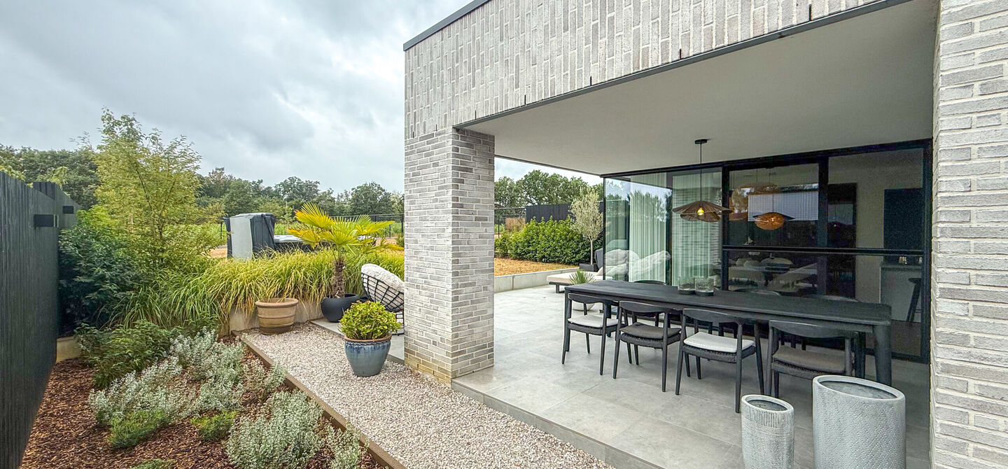 Instapklare woning met het comfort van nieuwbouw, volledig hoogwaardig afgewerkt en gebouwd in 2023, gelegen te Zwanenbergstraat 40 in Paal.

Deze moderne woning combineert een luxueuze afwerking, hedendaags wooncomfort en een uitstekende energieprestatie