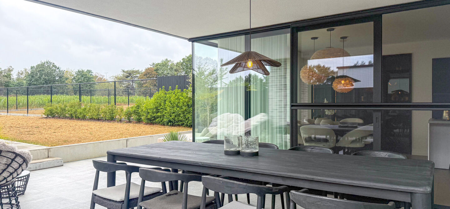 Instapklare woning met het comfort van nieuwbouw, volledig hoogwaardig afgewerkt en gebouwd in 2023, gelegen te Zwanenbergstraat 40 in Paal.

Deze moderne woning combineert een luxueuze afwerking, hedendaags wooncomfort en een uitstekende energieprestatie