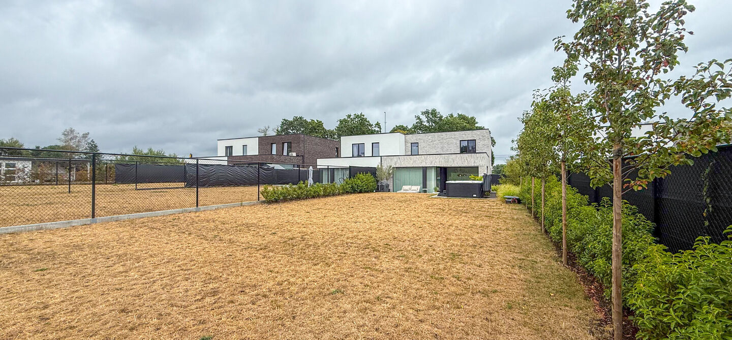 Instapklare woning met het comfort van nieuwbouw, volledig hoogwaardig afgewerkt en gebouwd in 2023, gelegen te Zwanenbergstraat 40 in Paal.

Deze moderne woning combineert een luxueuze afwerking, hedendaags wooncomfort en een uitstekende energieprestatie