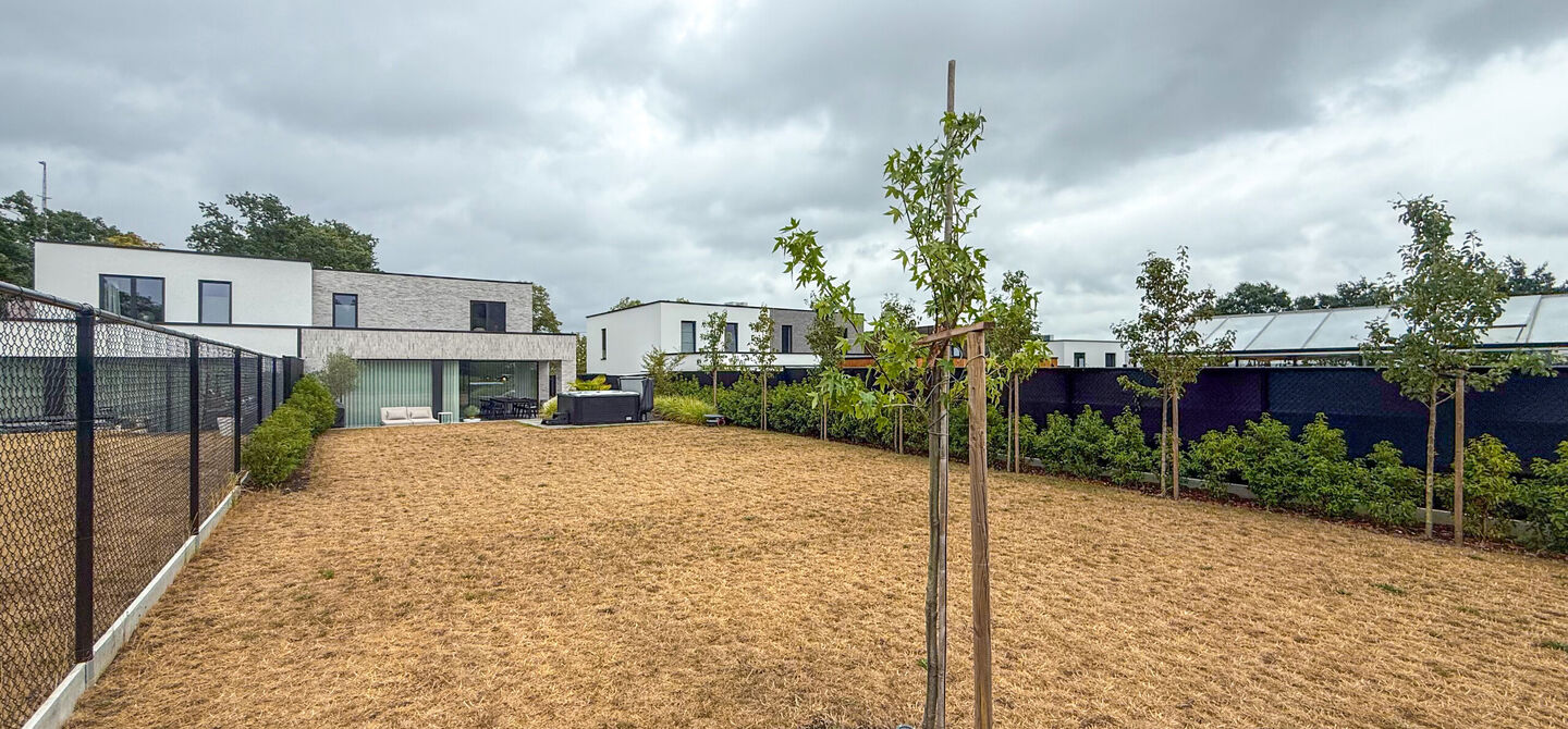 Instapklare woning met het comfort van nieuwbouw, volledig hoogwaardig afgewerkt en gebouwd in 2023, gelegen te Zwanenbergstraat 40 in Paal.

Deze moderne woning combineert een luxueuze afwerking, hedendaags wooncomfort en een uitstekende energieprestatie