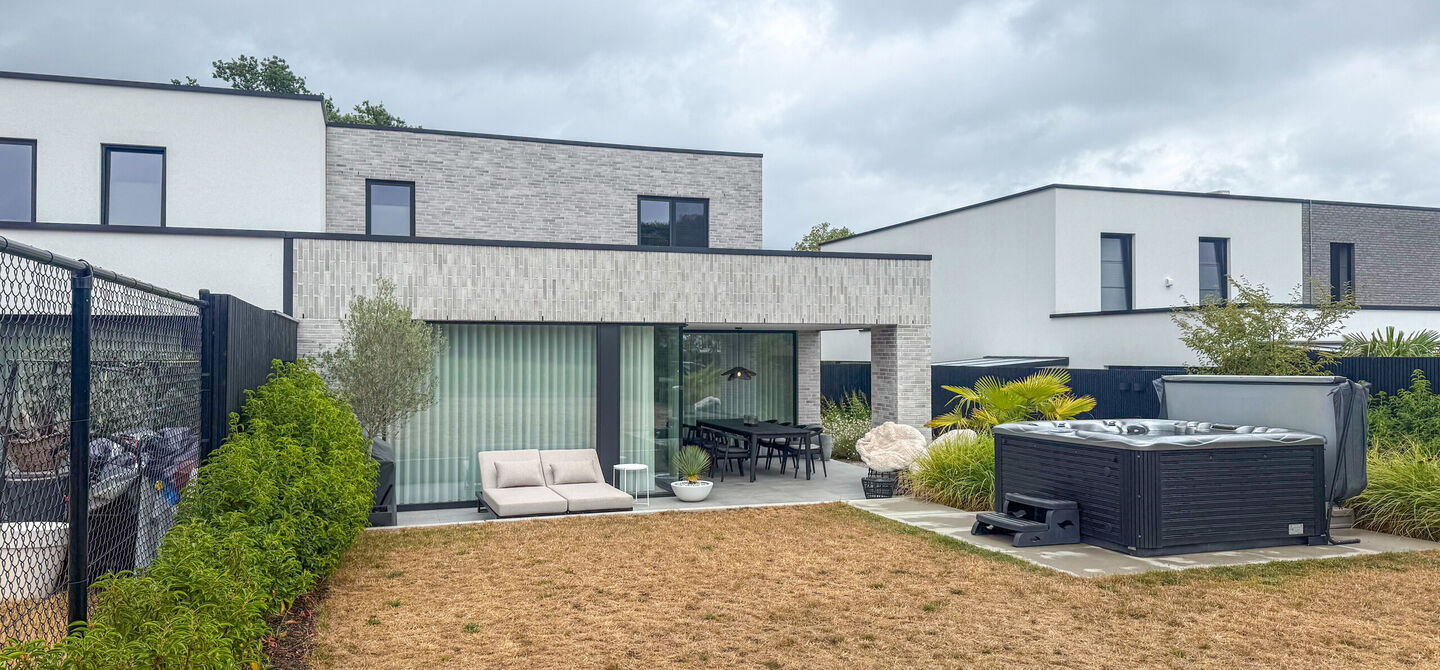 Instapklare woning met het comfort van nieuwbouw, volledig hoogwaardig afgewerkt en gebouwd in 2023, gelegen te Zwanenbergstraat 40 in Paal.

Deze moderne woning combineert een luxueuze afwerking, hedendaags wooncomfort en een uitstekende energieprestatie