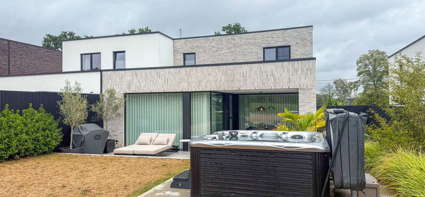 Instapklare woning met het comfort van nieuwbouw, volledig hoogwaardig afgewerkt en gebouwd in 2023, gelegen te Zwanenbergstraat 40 in Paal.

Deze moderne woning combineert een luxueuze afwerking, hedendaags wooncomfort en een uitstekende energieprestatie