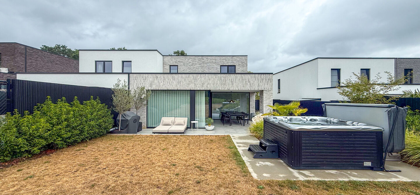 Instapklare woning met het comfort van nieuwbouw, volledig hoogwaardig afgewerkt en gebouwd in 2023, gelegen te Zwanenbergstraat 40 in Paal.

Deze moderne woning combineert een luxueuze afwerking, hedendaags wooncomfort en een uitstekende energieprestatie