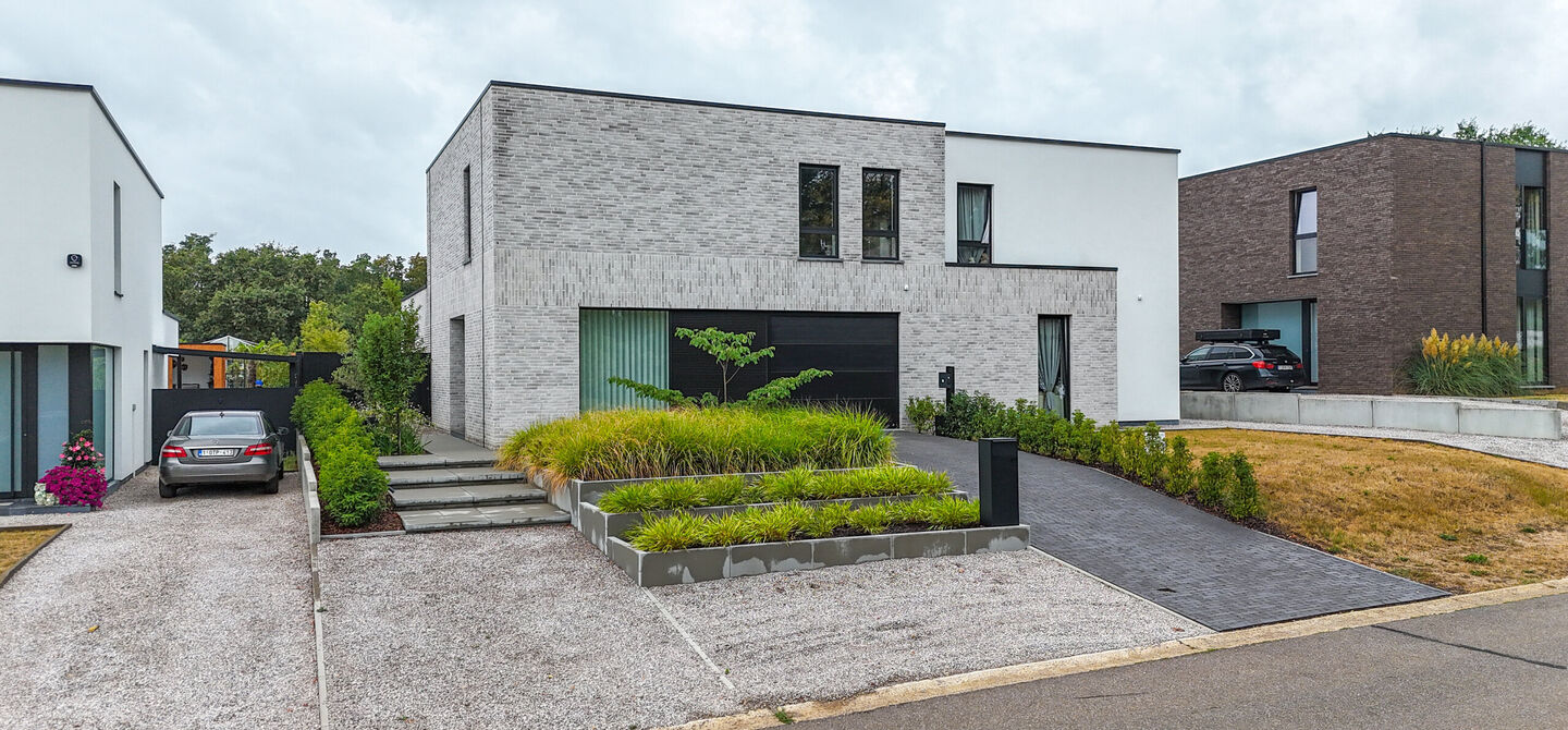 Instapklare woning met het comfort van nieuwbouw, volledig hoogwaardig afgewerkt en gebouwd in 2023, gelegen te Zwanenbergstraat 40 in Paal.

Deze moderne woning combineert een luxueuze afwerking, hedendaags wooncomfort en een uitstekende energieprestatie