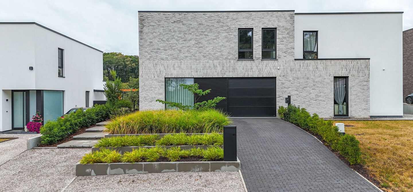 Instapklare woning met het comfort van nieuwbouw, volledig hoogwaardig afgewerkt en gebouwd in 2023, gelegen te Zwanenbergstraat 40 in Paal.

Deze moderne woning combineert een luxueuze afwerking, hedendaags wooncomfort en een uitstekende energieprestatie