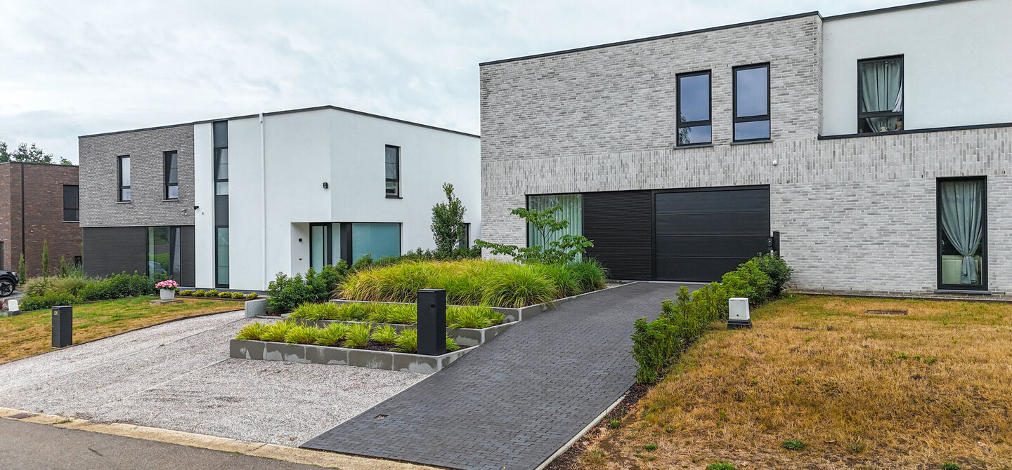 Instapklare woning met het comfort van nieuwbouw, volledig hoogwaardig afgewerkt en gebouwd in 2023, gelegen te Zwanenbergstraat 40 in Paal.

Deze moderne woning combineert een luxueuze afwerking, hedendaags wooncomfort en een uitstekende energieprestatie
