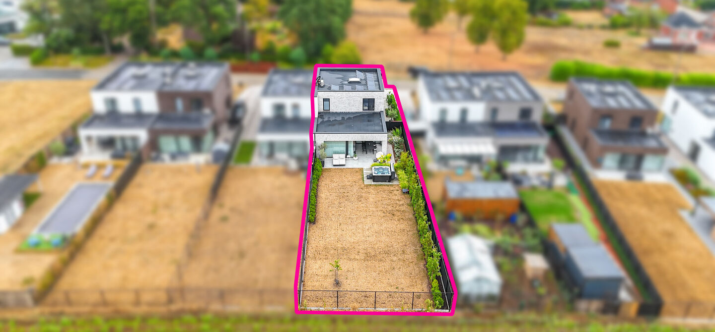 Instapklare woning met het comfort van nieuwbouw, volledig hoogwaardig afgewerkt en gebouwd in 2023, gelegen te Zwanenbergstraat 40 in Paal.

Deze moderne woning combineert een luxueuze afwerking, hedendaags wooncomfort en een uitstekende energieprestatie