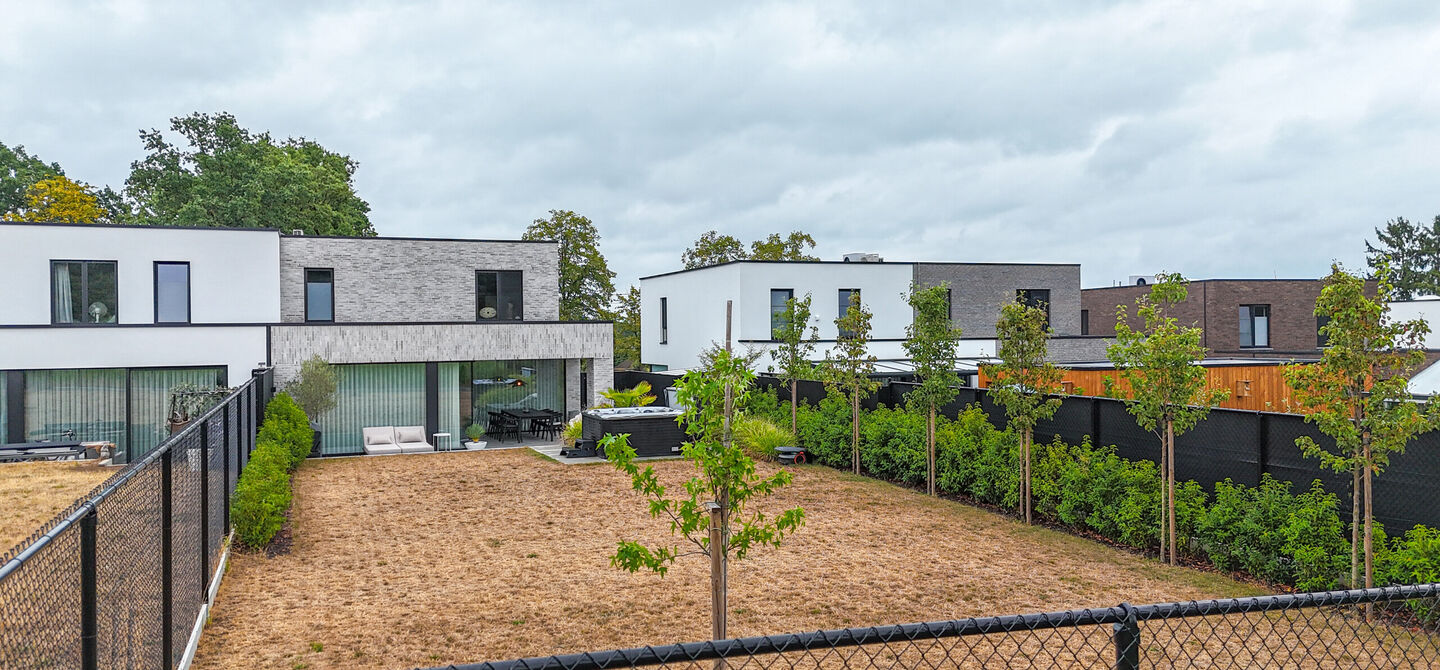 Instapklare woning met het comfort van nieuwbouw, volledig hoogwaardig afgewerkt en gebouwd in 2023, gelegen te Zwanenbergstraat 40 in Paal.

Deze moderne woning combineert een luxueuze afwerking, hedendaags wooncomfort en een uitstekende energieprestatie