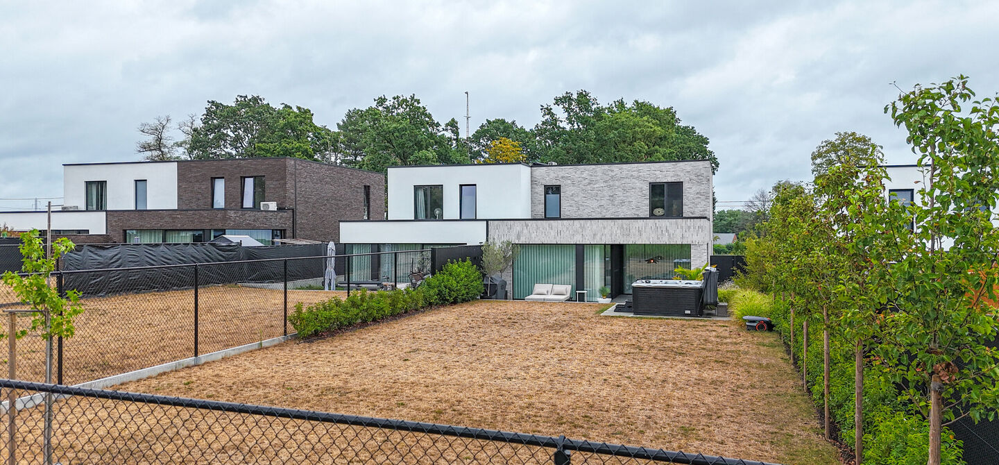 Instapklare woning met het comfort van nieuwbouw, volledig hoogwaardig afgewerkt en gebouwd in 2023, gelegen te Zwanenbergstraat 40 in Paal.

Deze moderne woning combineert een luxueuze afwerking, hedendaags wooncomfort en een uitstekende energieprestatie