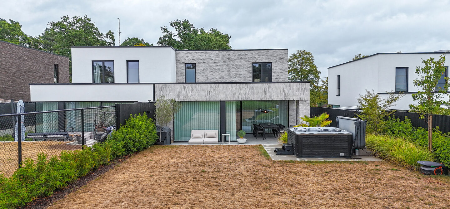 Instapklare woning met het comfort van nieuwbouw, volledig hoogwaardig afgewerkt en gebouwd in 2023, gelegen te Zwanenbergstraat 40 in Paal.

Deze moderne woning combineert een luxueuze afwerking, hedendaags wooncomfort en een uitstekende energieprestatie