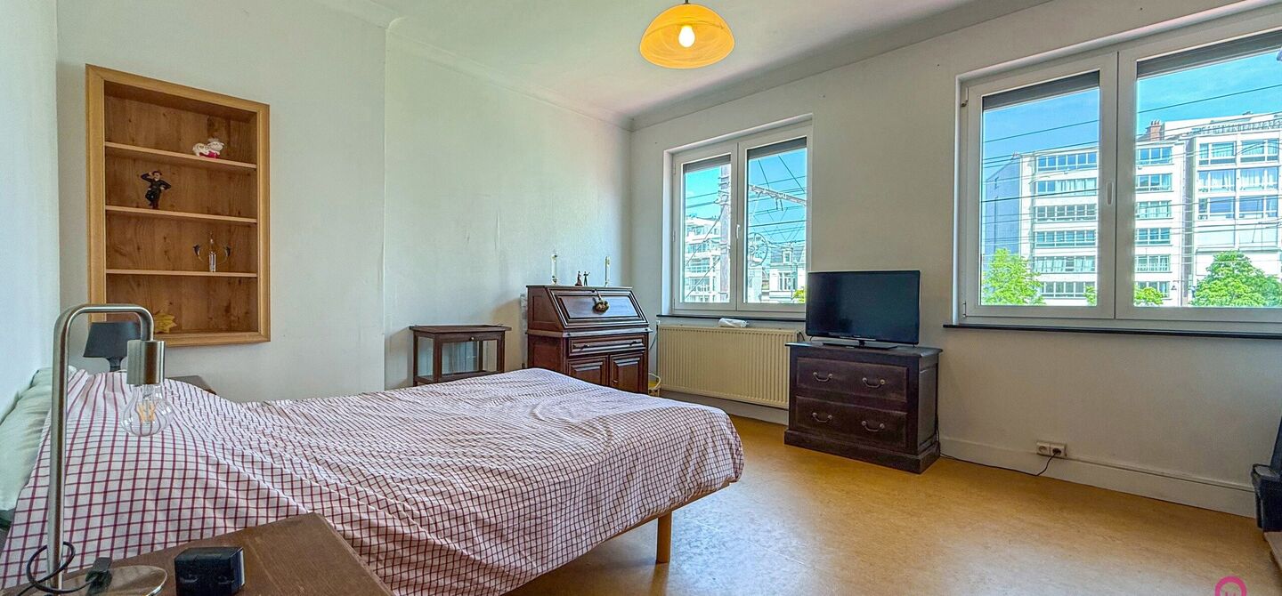Bij ImmoFusion 7/7 “open huis”: klik op onze 3D-TOUR.
Ervaar vastgoed alsof je er zelf doorloopt!

Welkom in deze verrassend ruime en instapklare gezinswoning in het bruisende centrum van Hasselt, gelegen op het adres Spoorwegstraat 2. Deze volledig o