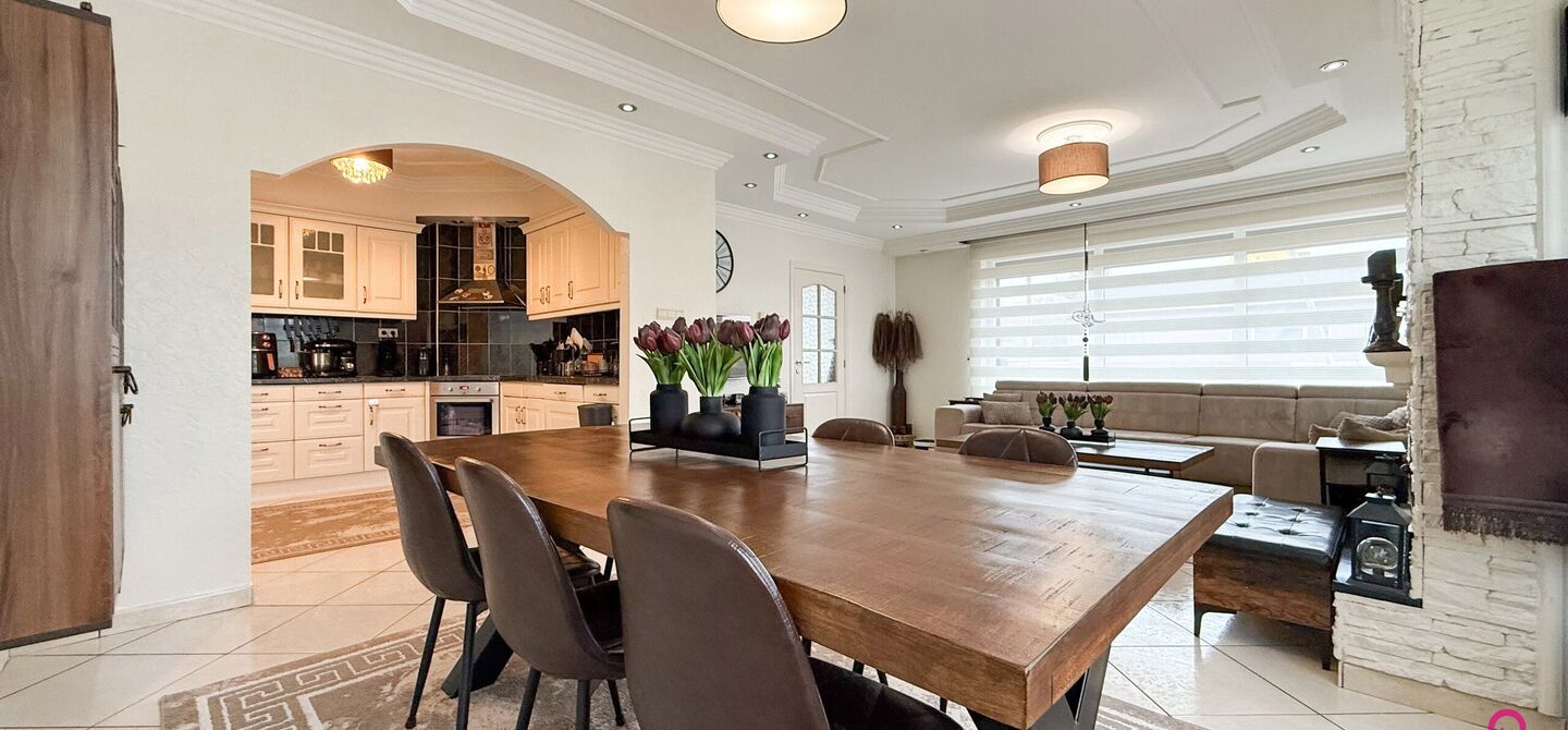 Bij ImmoFusion 7/7 &ldquo;open huis&rdquo;: klik op onze 3D-TOUR.
Ervaar vastgoed alsof je er zelf doorloopt!

Ontdek deze charmante open bebouwing aan de Edward Staintonstraat 17 in Heusden-Zolder, perfect gelegen in het centrum van Heusden. Deze woning met een 