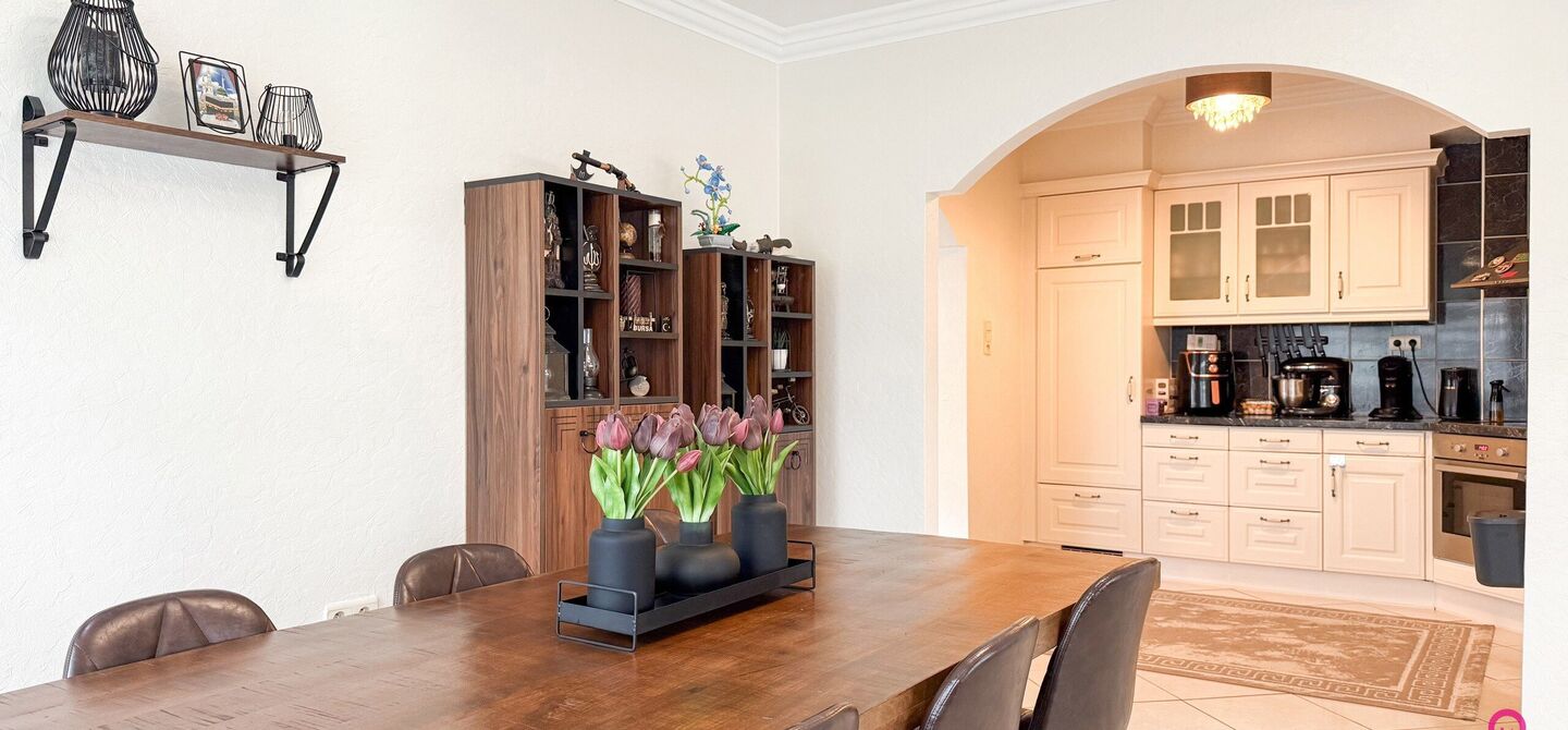 Bij ImmoFusion 7/7 &ldquo;open huis&rdquo;: klik op onze 3D-TOUR.
Ervaar vastgoed alsof je er zelf doorloopt!

Ontdek deze charmante open bebouwing aan de Edward Staintonstraat 17 in Heusden-Zolder, perfect gelegen in het centrum van Heusden. Deze woning met een 