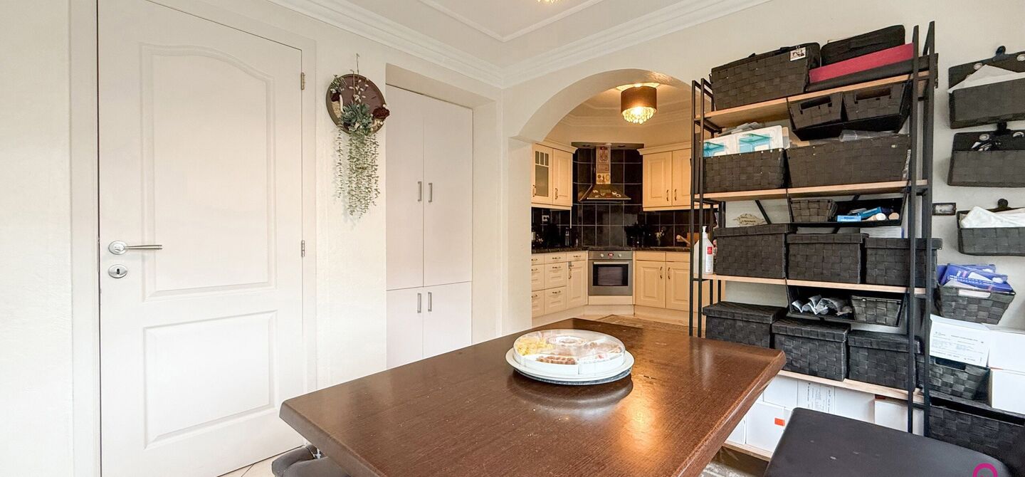 Bij ImmoFusion 7/7 &ldquo;open huis&rdquo;: klik op onze 3D-TOUR.
Ervaar vastgoed alsof je er zelf doorloopt!

Ontdek deze charmante open bebouwing aan de Edward Staintonstraat 17 in Heusden-Zolder, perfect gelegen in het centrum van Heusden. Deze woning met een 