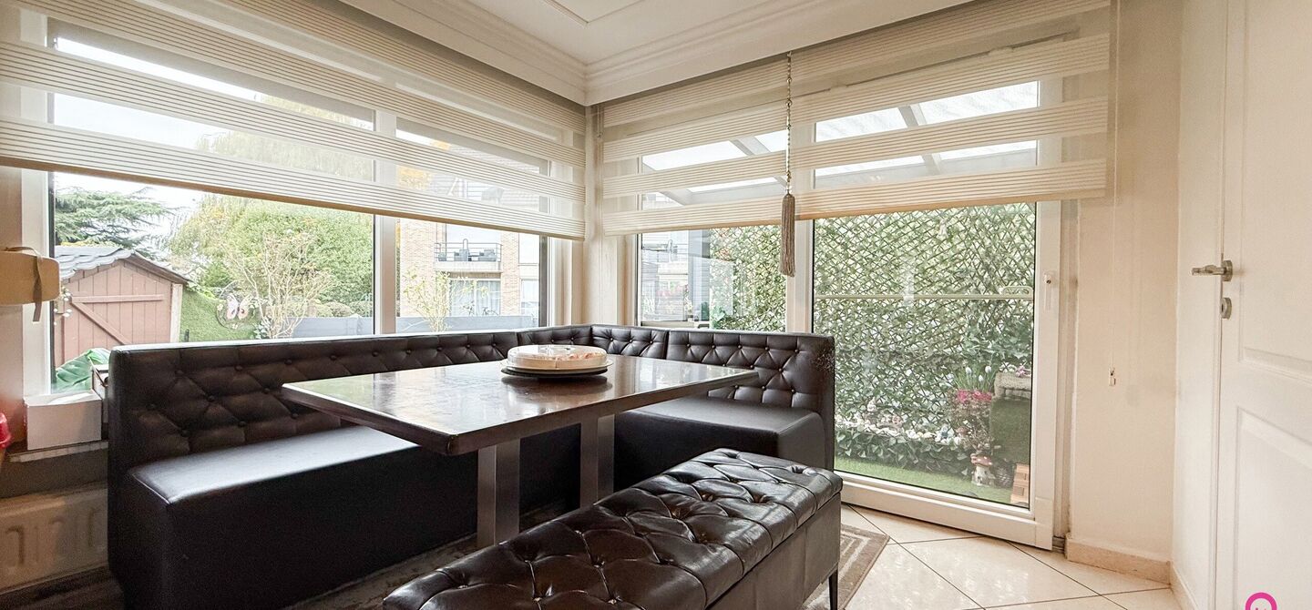 Bij ImmoFusion 7/7 &ldquo;open huis&rdquo;: klik op onze 3D-TOUR.
Ervaar vastgoed alsof je er zelf doorloopt!

Ontdek deze charmante open bebouwing aan de Edward Staintonstraat 17 in Heusden-Zolder, perfect gelegen in het centrum van Heusden. Deze woning met een 